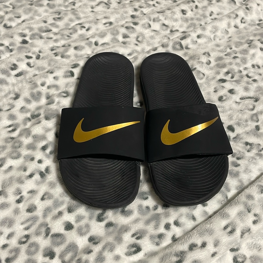 Used Nike slides for boys size 4
